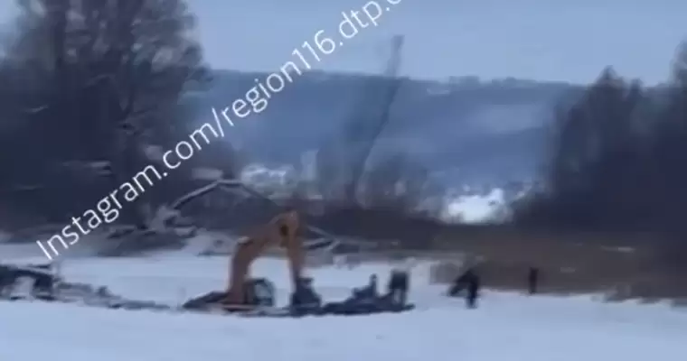 В Татарстане местные жители помогли вытащить провалившуюся под лёд спецтехнику