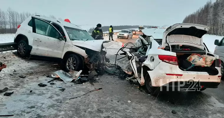 Видеорегистратор запечатлел момент смертельной лобовой аварии на трассе в Татарстане