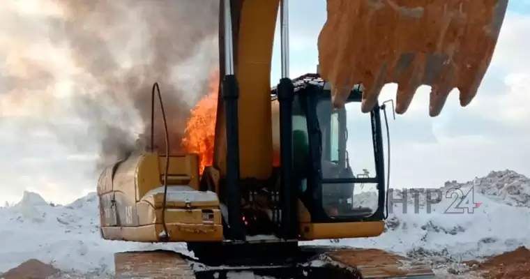 В Татарстане пожарные потушили загоревшийся экскаватор на стройке
