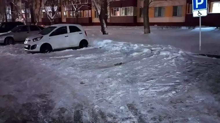 Житель Нижнекамска показал парковку в городе, которую не чистят от снега