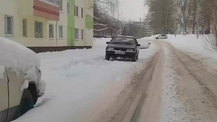 Жители Нижнекамска показали две дороги в городе, которые не убирают от снега