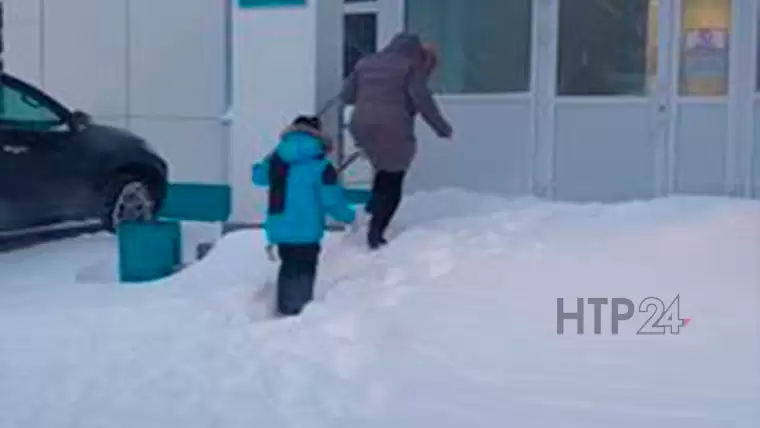 Нижнекамец показал заваленный снегом вход в детскую больницу