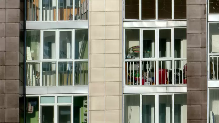 «Живем как на пороховой бочке»: Челнинцы боятся соседа, который выходит голым на балкон