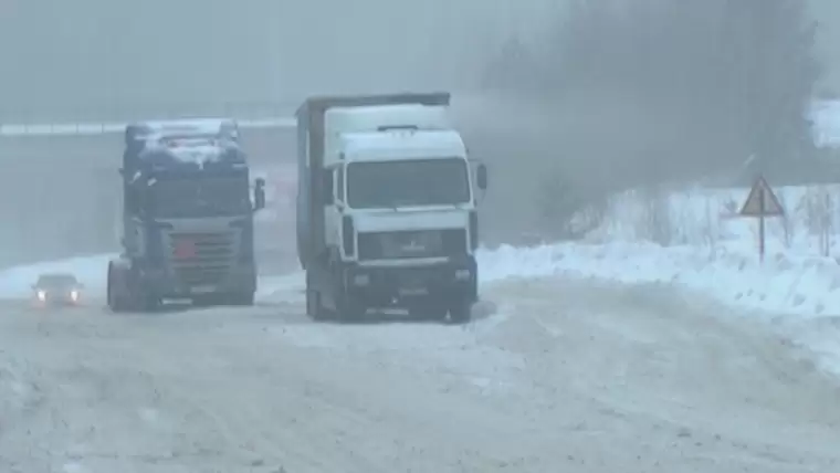 На трассе в Татарстане ограничили движение из-за низовой метели