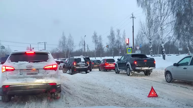 На дорогах в Нижнекамске образовались многочисленные пробки из-за ДТП и погодных условий