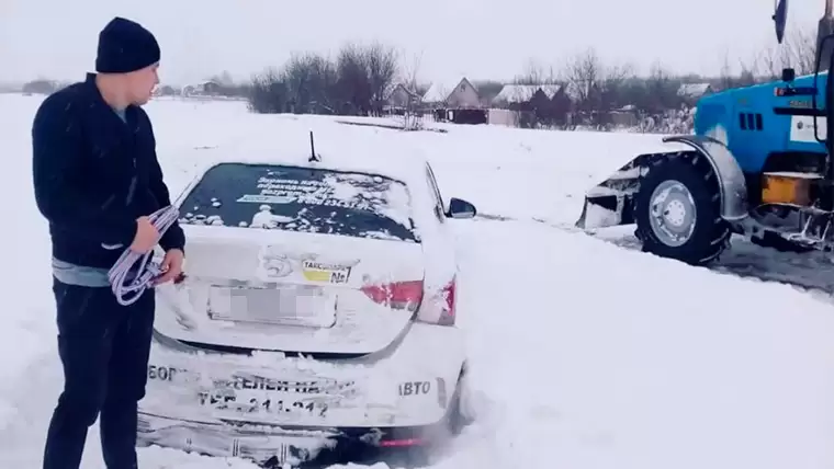 В Татарстане автоинспекторы помогли семье из Башкортостана выбраться из снежного плена