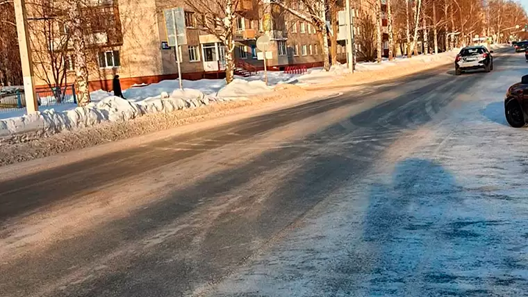 «Асфальт всё-таки есть!»: Муллин показал почищенные дороги в Нижнекамске