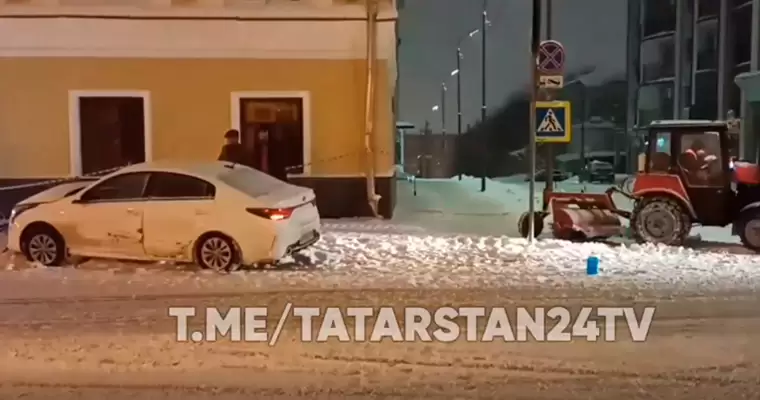 В Татарстане столкнулись снегоуборочный трактор и легковая машина