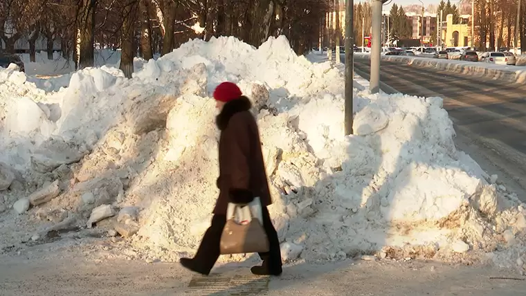Стало известно, когда в Нижнекамске уберут сугробы у пешеходных переходов