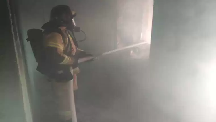 В Челнах из пожара в 14-этажном доме спасли подростка и ребенка