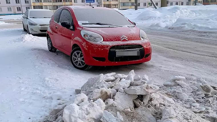 Инкассаторская машина мешает коммунальщикам убирать снег в Нижнекамске