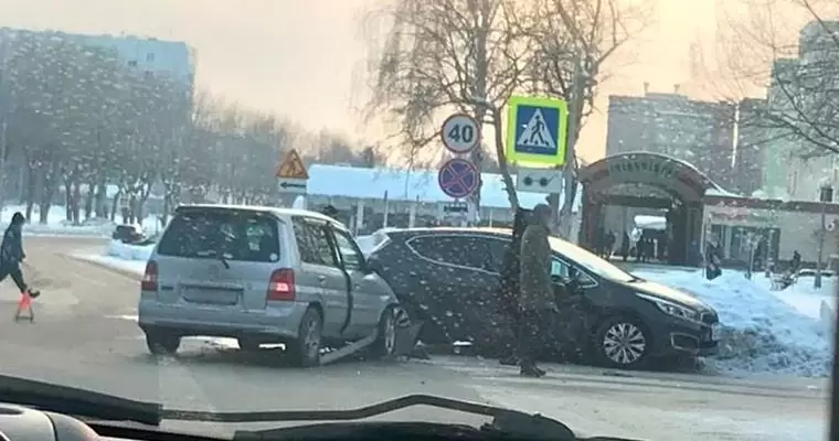 В Нижнекамске около «Пассажа» столкнулись два автомобиля