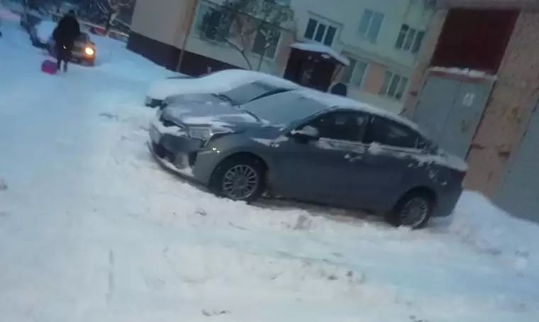 Припаркованные автомобили мешают уборке снега в Нижнекамске