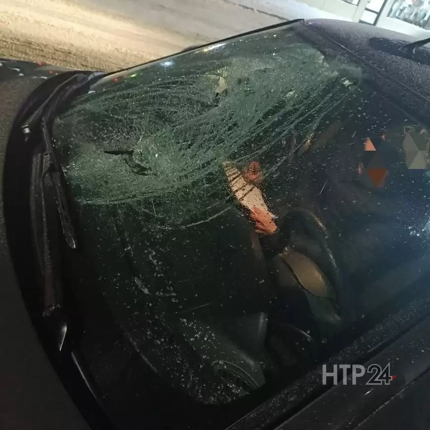 У машины в результате ДТП треснуло лобовое стекло