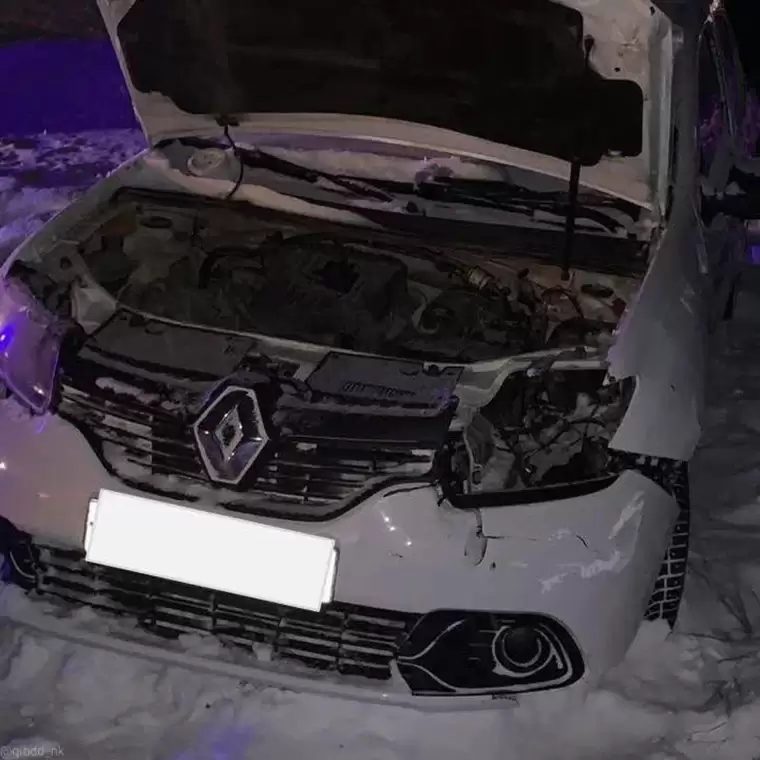 Попавший в ДТП автомобиль Renault Logan получил повреждения