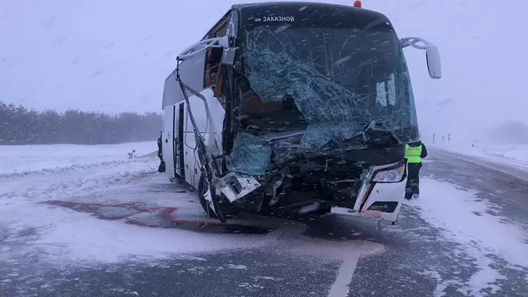 В Татарстане на М-7 столкнулись автобус и снегоуборочная машина, есть пострадавшие