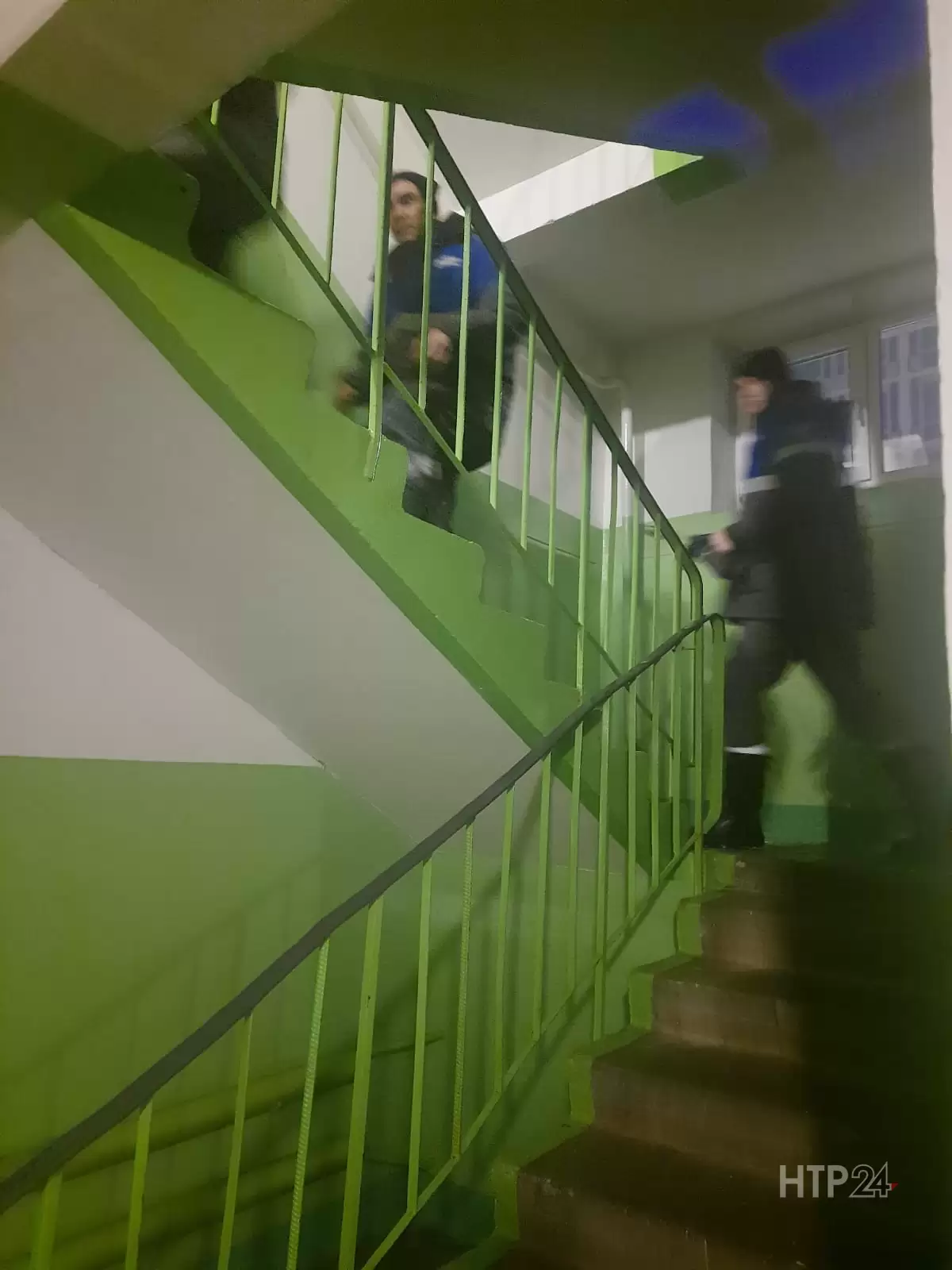 Сотрудники «НижнекамскГоргаз» идут по лестничной площадке