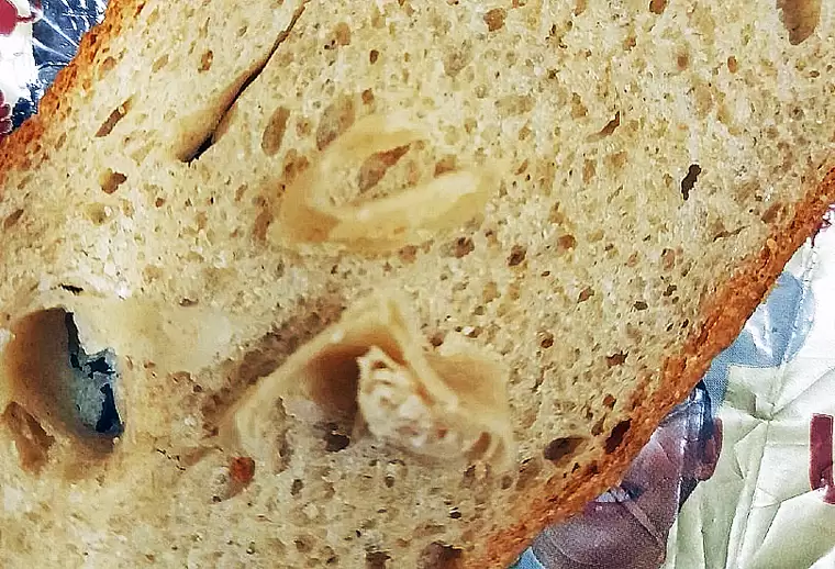 Покупательница приобрела в нижнекамском магазине хлеб со старым лавашем внутри