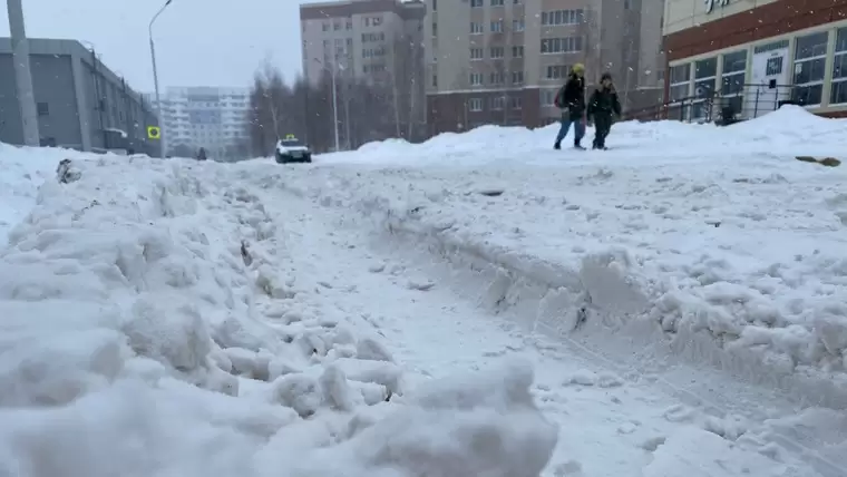 Из-за обильных осадков Нижнекамск завален снегом, горожане считают, что коммунальщики не справляются