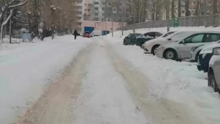 Засыпанная снегом дорога по улице Менделеева