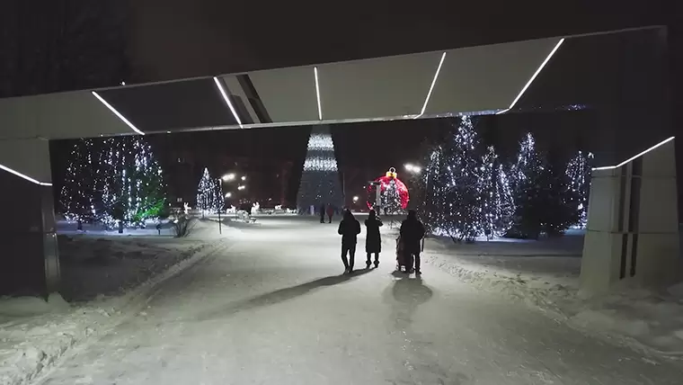 25 и 7 января. В Нижнекамске в парке семья залили лед. Нижнекамск 2023 год. Новости Нижнекамска сегодня.