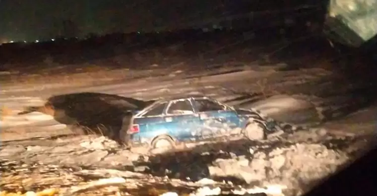 В новогоднюю ночь под Нижнекамском в кювете оказалось авто