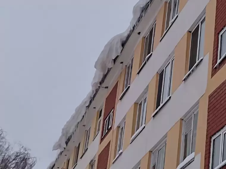 Несколько УК Нижнекамска накажут за сосульки и снег на крышах