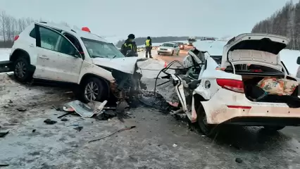 Видеорегистратор запечатлел момент смертельной лобовой аварии на трассе в Татарстане