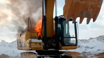 В Татарстане пожарные потушили загоревшийся экскаватор на стройке