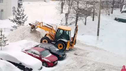 Жители Нижнекамска негодуют из-за гор и завалов, появившихся после уборки снега - НТР 24