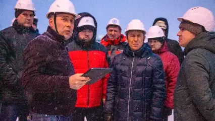 «Мы должны сдать в срок»: Рамиль Муллин посетил строящиеся в Нижнекамске школу и детский сад - НТР 24