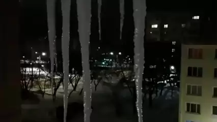Жители Нижнекамска выразили недовольство в адрес горожанина, не убирающего сосульки с балкона - НТР 24