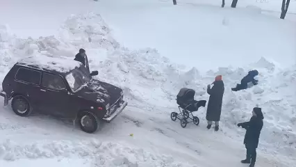 Жительница Нижнекамска показала, как водители ездят по тротуарам в городе - НТР 24