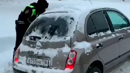 Жительнице Нижнекамска пришлось вызывать ГИБДД, чтобы выехать из заснеженного двора - НТР 24