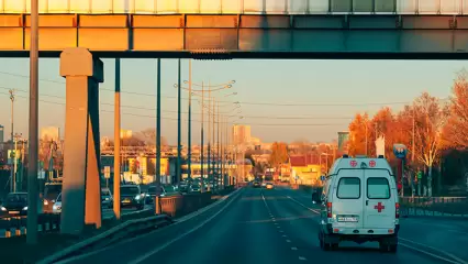 В Татарстане машина скорой помощи не могла увезти ребёнка из-за оставленной водителем машины - НТР 24
