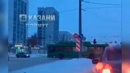 Очевидцы в Татарстане засняли парня, который ехал на крыше троллейбуса