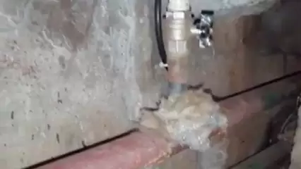 «До завтра подождёт»: нижнекамские коммунальщики проигнорировали заявку жильцов дома, где топит подвал - НТР 24