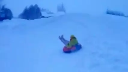 Нижнекамцы расстроились, после того, как трактор сломал бесплатную горку - НТР 24