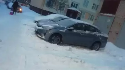 Припаркованные автомобили мешают уборке снега в Нижнекамске - НТР 24