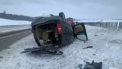 На трассе М-7 в Татарстане микроавтобус врезался в манипулятор — погибло двое