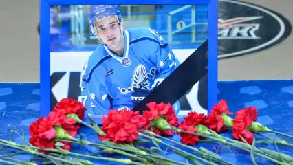 В Нижнекамске хоккеисты почтили памяти бывшего игрока МХК «Реактор» Владимира Паюлы - НТР 24