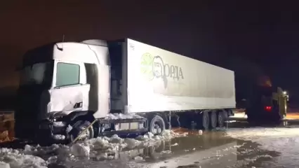 Фуру, провалившуюся под лёд на переправе через Каму, удалось вытащить на третий день - НТР 24