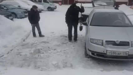 Нижнекамцы продолжают  поддерживать добрые акции и чистят снег во дворах - НТР 24