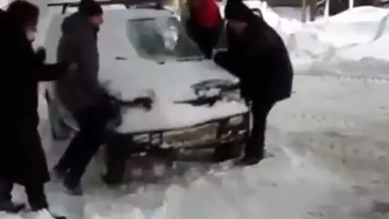 Нижнекамцам пришлось руками сдвинуть машину с места, чтобы почистить двор от снега - НТР 24