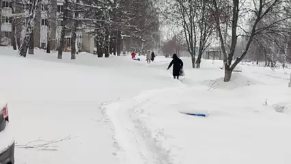 «Идти невозможно»: нижнекамец просить почистить тротуар на пр. Вахитова - НТР 24