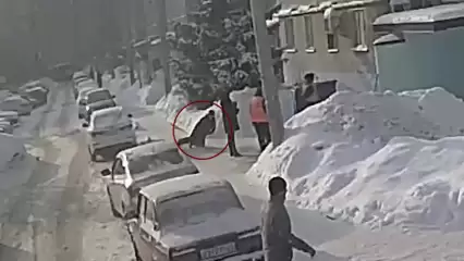Внезапная смерть пенсионера посреди улицы в Татарстане попала на видео - НТР 24