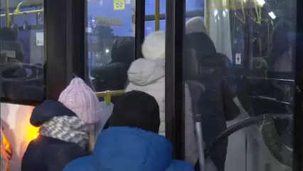 Нижнекамские вахтовые автобусы запускают пассажиров только через одну дверь - некоторые недовольны - НТР 24