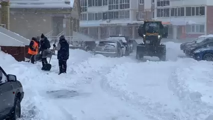 На Нижнекамск обрушилась метель, все дороги завалены снегом