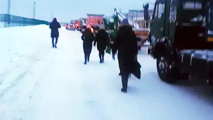 Из-за пробки в промзоне Нижнекамска вахтовые автобусы высаживали работников на проезжей части - НТР 24