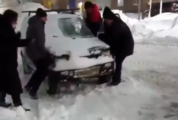 Нижнекамцам пришлось руками сдвинуть машину с места, чтобы почистить двор от снега